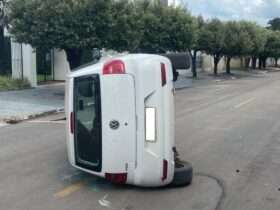 Carro tomba após colisão no centro de Lucas do Rio Verde