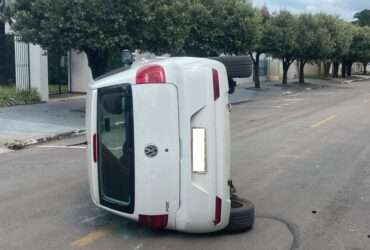 Carro tomba após colisão no centro de Lucas do Rio Verde