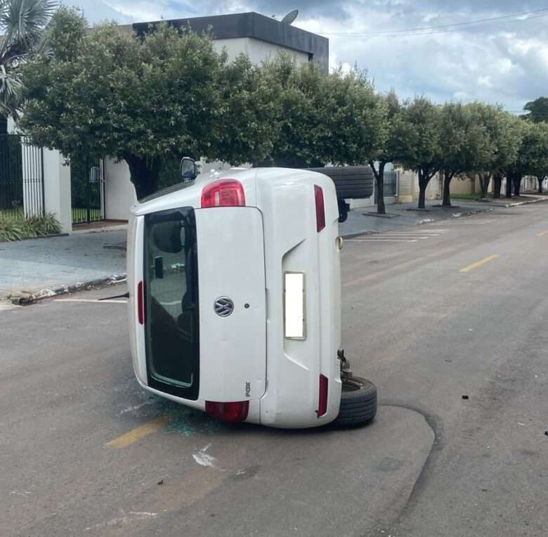 Carro tomba após colisão no centro de Lucas do Rio Verde