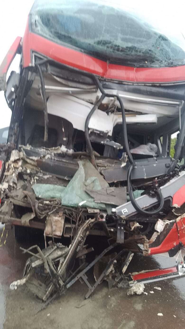 Motorista morre e seus passageiros de ônibus ficam feridos em acidente na ‘Estrada da Guia’