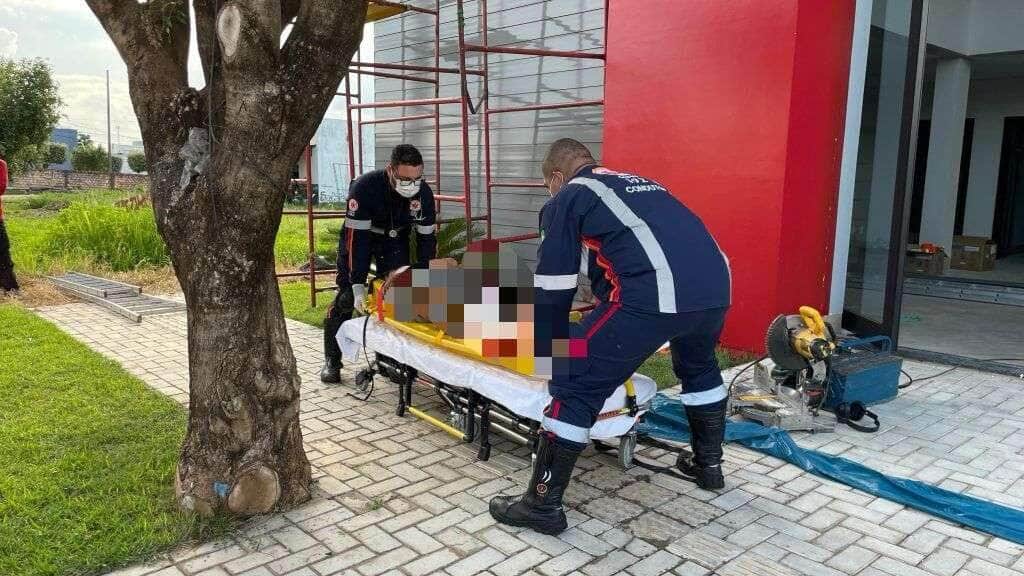 Acidente ocorreu no bairro Jardim Primavera; trabalhador estava sem EPIs e sofreu fratura exposta, queimaduras e escoriações.