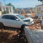 Carro invade cemitério em Mirassol D’Oeste e destrói muro e lápide