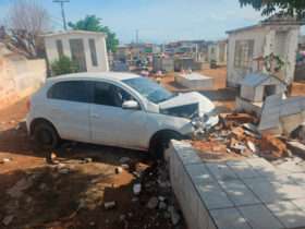 Carro invade cemitério em Mirassol D’Oeste e destrói muro e lápide