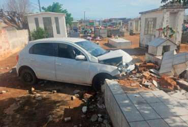 Carro invade cemitério em Mirassol D’Oeste e destrói muro e lápide