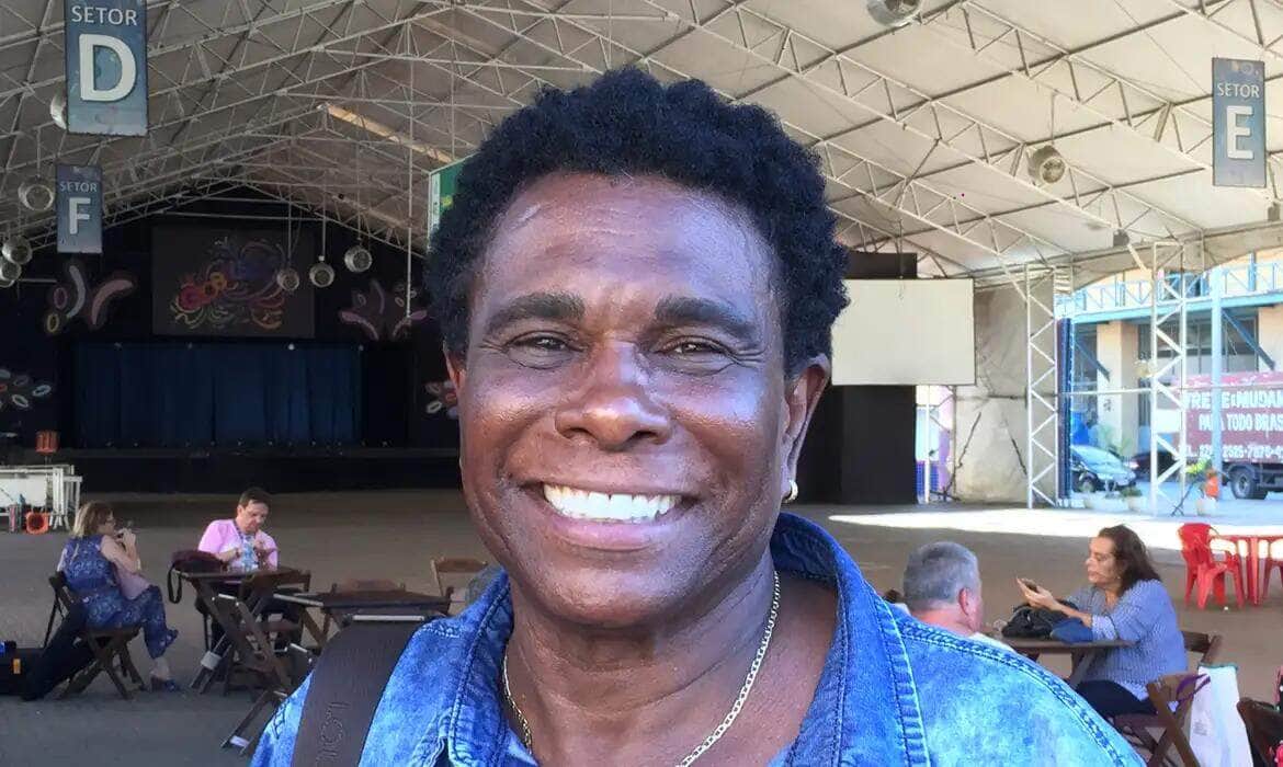 Neguinho da Beija-Flor completa 42 anos de desfiles com a escola