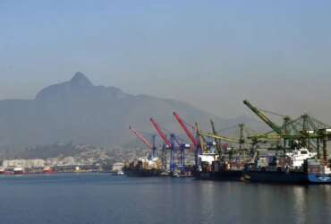 Atracação de navios no Caís do Porto do Rio de Janeiro, guindaste, container.