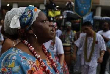 Rio de Janeiro (RJ), 24/08/2023 - Religiosos e integrantes do movimento negro protestam contra a violência policial em caminhada na região da Candelária, centro da cidade. Foto: Fernando Frazão/Agência Brasil