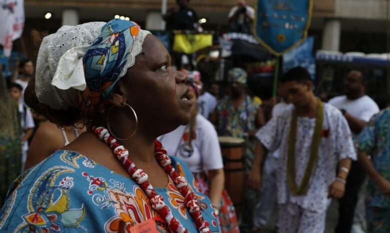 Rio de Janeiro (RJ), 24/08/2023 - Religiosos e integrantes do movimento negro protestam contra a violência policial em caminhada na região da Candelária, centro da cidade. Foto: Fernando Frazão/Agência Brasil