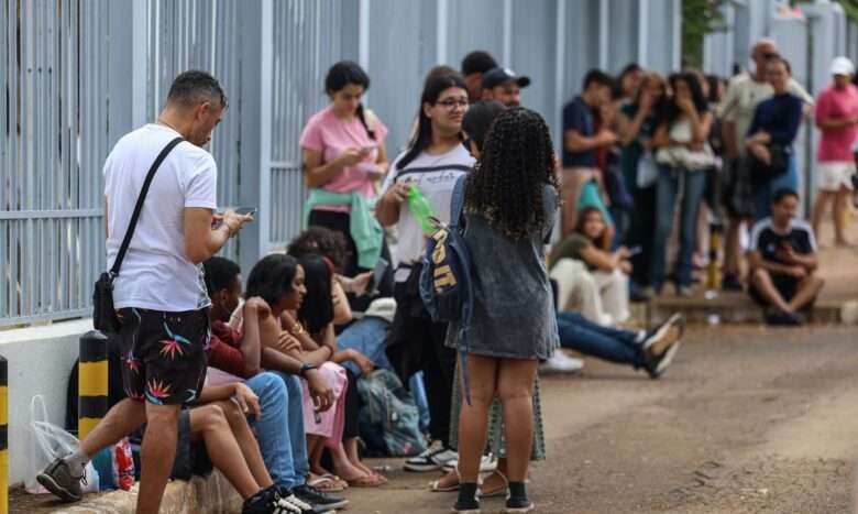 Brasília (DF) 10/11/2024 – Segundo dia do Enem: candidatos respondem a 90 questões até 18h30
Candidatos chegaram cedo para evitar surpresas antes da prova
Foto: Jose Cruz/Agência Brasil