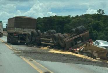 Vagão de carreta carregada com milho tomba na BR-163 em Nova Mutum 