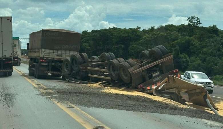 Vagão de carreta carregada com milho tomba na BR-163 em Nova Mutum 