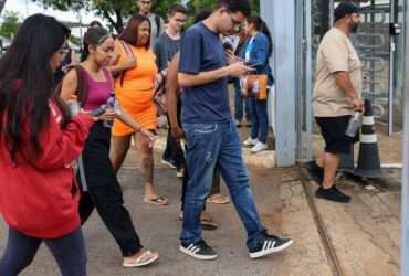 Brasília (DF) 10/11/2024 –Segundo dia do Enem: candidatos respondem a 90 questões até 18h30
Candidatos chegaram cedo para evitar surpresas antes da prova
Foto: Jose Cruz/Agência Brasil