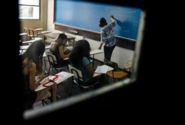 Rio de Janeiro - A Universidade Estadual do Rio de Janeiro(Uerj) volta às aulas. De acordo com os diretores, a decisão pela volta deve-se ao avanço no restabelecimento das condições mínimas de limpeza, manutenção de elevadores e segurança e à preocupação com o enorme prejuízo que os sucessivos adiamentos vêm impondo aos estudantes de graduação e do Colégio de Aplicação (CAP). Profundamente atingida pela crise financeira do governo fluminense, a Uerj adiou cinco vezes o início das aulas referentes ao segundo semestre de 2016. (Foto: Tânia Rêgo/Agência Brasil)