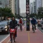 Ciclovia da Avenida Paulista facilita a mobilidade urbana na cidade de São Paulo.