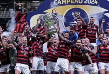 Soccer Football - Copa do Brasil - Final - Second Leg - Atletico Mineiro v Flamengo - Arena MRV, Belo Horizonte, Brazil  - November 10, 2024 Flamengo's Gerson, Bruno Henrique and teammates celebrate winning the Copa do Brasil with the trophy REUTERS/Cris Mattos