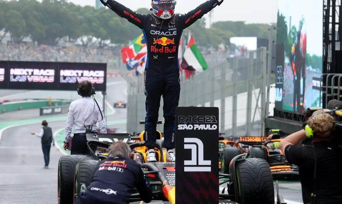 Max Verstappen celebra vitória no GP de São Paulo 3/11/2024 REUTERS/Carla Carniel