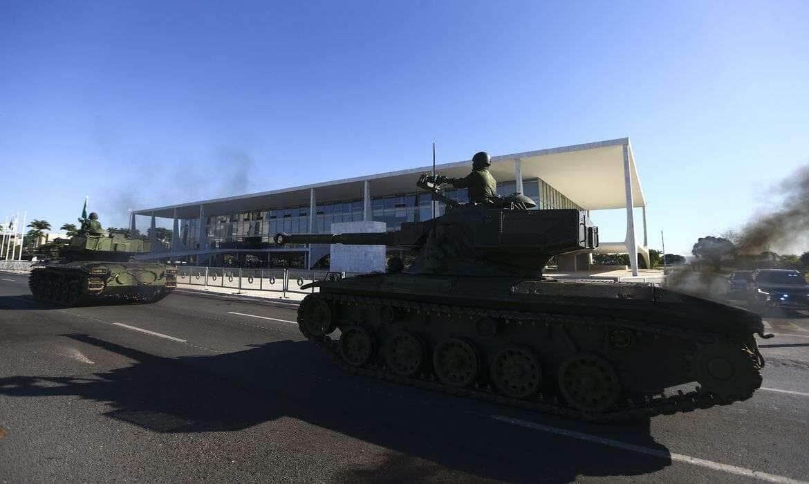 Comboio com veículos blindados e armamentos passa pela Esplanada dos Ministérios