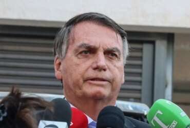 Brasília (DF), 18/10/2023, O ex-presidente Jair Bolsonaro, fala com jornalistas, na sede da Polícia Federal em Brasília. Foto: Valter Campanato/Agência Brasil