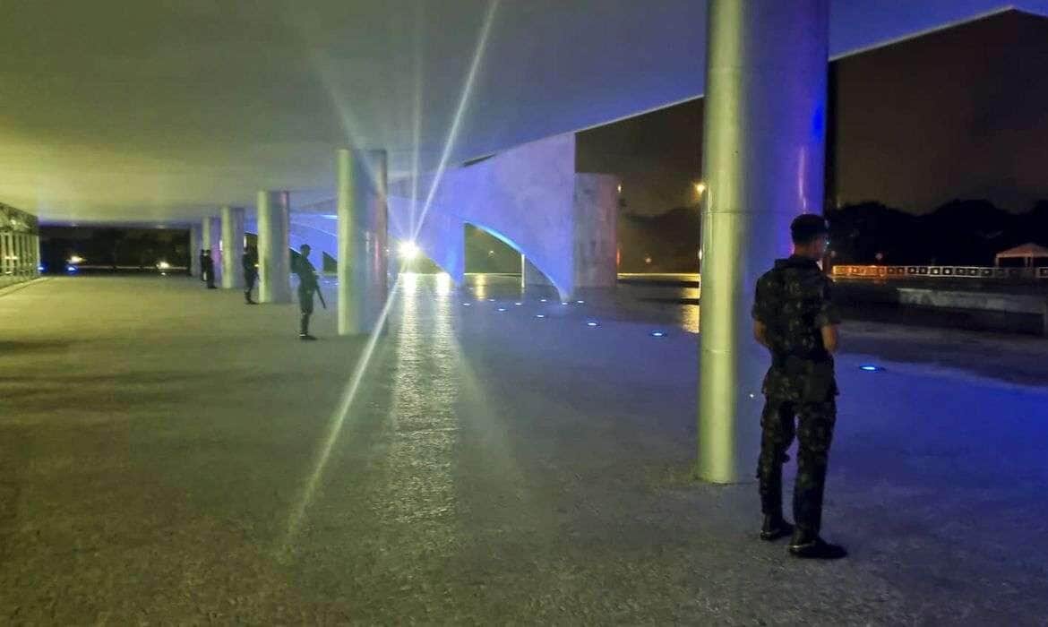 Brasília (DF) 13/11/2024 - Palácio do Planalto com segurança reforçada após explosões perto do STF; prédio é evacuado, uma pessoa morreu.
Foto: Pedro Rafael/Agência Brasil