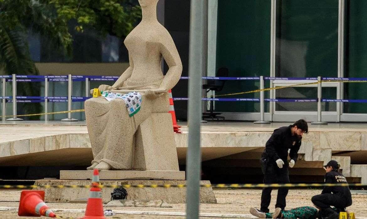 Brasília (DF) 14/11/2024 - Policiais fazem perícia no corpo de Francisco Wanderley Luiz, de 59 anos, em frente do STF. Segundo a Polícia Civil do DF, Francisco foi autor das explosões ocorridas nesta quarta-feira (13) na Praça dos Três Poderes.
Foto: Fabio Rodrigues-Pozzebom/Agência Brasil