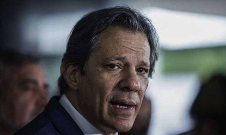 Brasília (DF) 13/05/2024 - O ministro da Fazenda, Fernando Haddad fala sobre a reunião entre o presidente Lula e o governador do RS, Eduardo Leite.Na reunião ficou decidido a suspensão da dívida do Rio Grande do Sul por 3 anos.
Foto: Joédson Alves/Agência Brasil