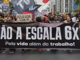 São Paulo (SP), 15/11/2024 - Pessoas participam de ato em defesa do fim da jornada 6x1. Foto: Letycia Bond/Agência Brasil