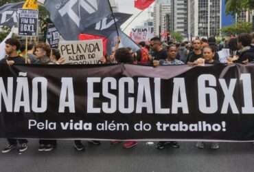 São Paulo (SP), 15/11/2024 - Pessoas participam de ato em defesa do fim da jornada 6x1. Foto: Letycia Bond/Agência Brasil