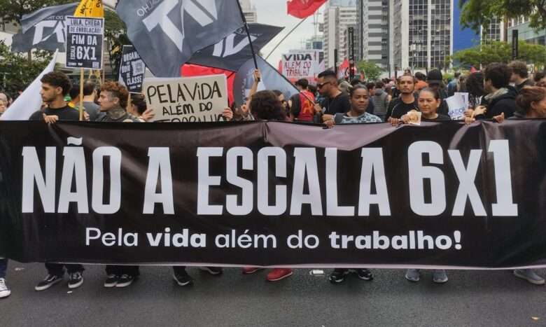 São Paulo (SP), 15/11/2024 - Pessoas participam de ato em defesa do fim da jornada 6x1. Foto: Letycia Bond/Agência Brasil