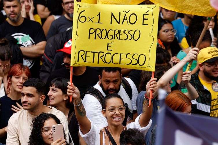 Rio de Janeiro (RJ), 15/11/2024 - Manifestantes se reunem em protesto pelo fim da jornada de trabalho 6 x 1, na Cinelândia, centro da cidade. Foto: Tânia Rêgo/Agência Brasil