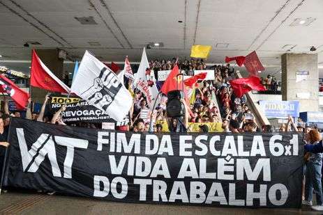 Brasília (DF), 15/11/2024 - Pessoas participam de ato em defesa do fim da jornada 6x1, realizado na Rodoviária do Plano Piloto. Foto: Valter Campanato/Agência Brasil