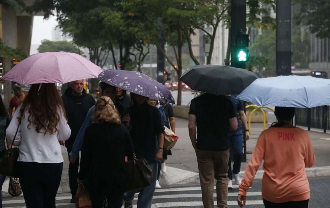 São Paulo (SP), 18/10/2024 -  Chuva leve no final da tarde de sexta-feira (18) na avenida Paulista. Foto: Paulo Pinto/Agência Brasil