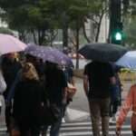 São Paulo (SP), 18/10/2024 -  Chuva leve no final da tarde de sexta-feira (18) na avenida Paulista. Foto: Paulo Pinto/Agência Brasil