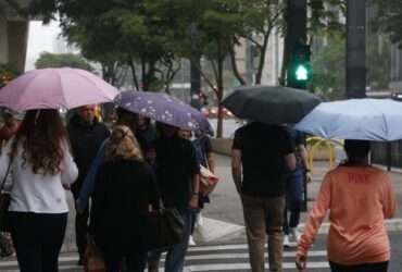 São Paulo (SP), 18/10/2024 -  Chuva leve no final da tarde de sexta-feira (18) na avenida Paulista. Foto: Paulo Pinto/Agência Brasil