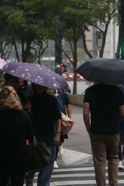 São Paulo (SP), 18/10/2024 -  Chuva leve no final da tarde de sexta-feira (18) na avenida Paulista. Foto: Paulo Pinto/Agência Brasil