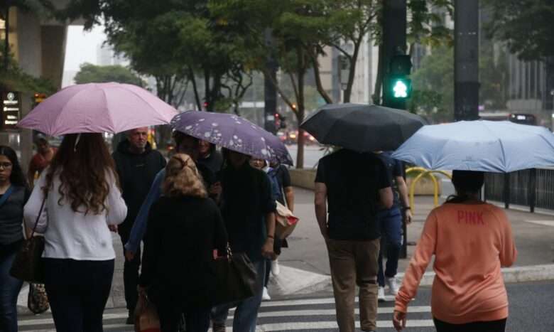 São Paulo (SP), 18/10/2024 -  Chuva leve no final da tarde de sexta-feira (18) na avenida Paulista. Foto: Paulo Pinto/Agência Brasil