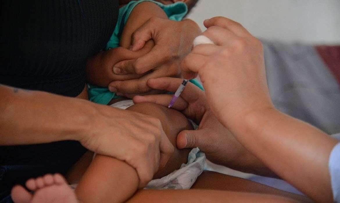 Rio de Janeiro (RJ), 21/08/2023 – O técnico em enfermagem, João Victor Pinho aplica vacina no bebê Murillo Luiz Martins que estava com doses em atraso, em Irajá, na zona norte da capital fluminense. Foto: Tomaz Silva/Agência Brasil