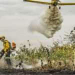 Corumbá (MS), 29/06/2024 - Com o auxílio de aviões, brigadistas do Prevfogo/Ibama combatem incêndios florestais no Pantanal. Foto: Marcelo Camargo/Agência Brasil