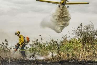 Corumbá (MS), 29/06/2024 - Com o auxílio de aviões, brigadistas do Prevfogo/Ibama combatem incêndios florestais no Pantanal. Foto: Marcelo Camargo/Agência Brasil