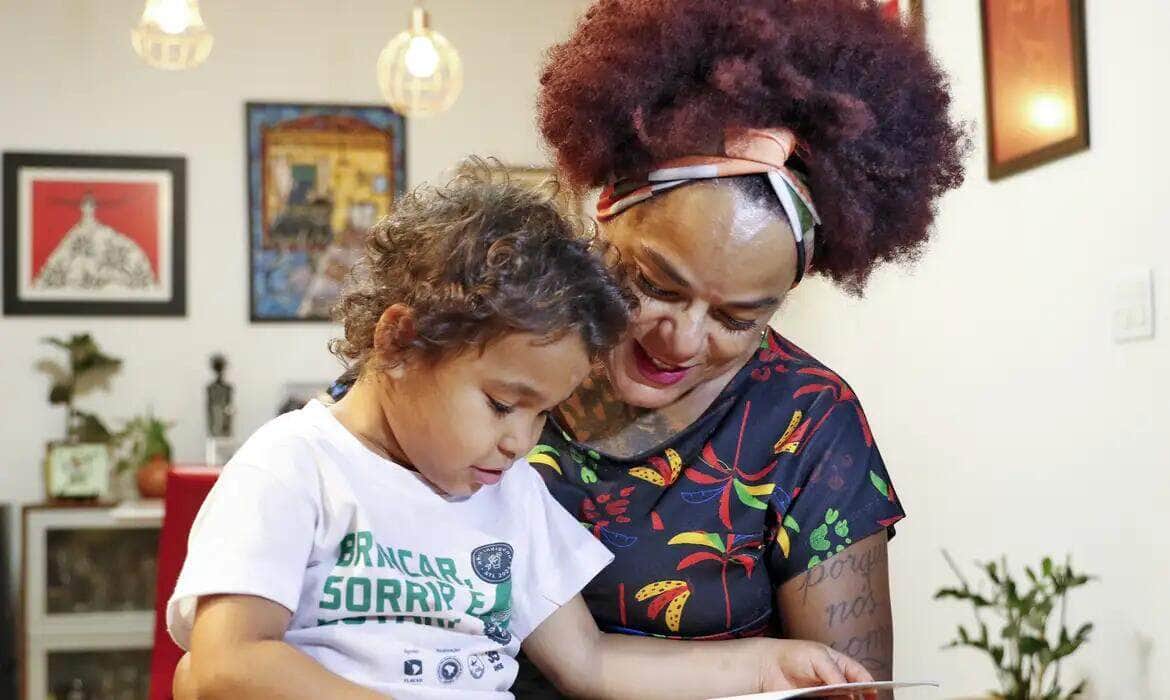 Brasília (DF), 28/11/2024 - Mães adotivas. Leonor Costa com sua filha adotiva Safyra. Foto: Bruno Peres/Agência Brasil