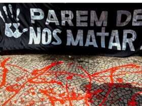 Rio de Janeiro (RJ), 17/08/2023 - O movimento de familiares de vítimas de violência policial do estado do Rio de Janeiro faz ato, em frente ao Palácio Guanabara, para protestar contra as operações letais que ocasionaram mais de 100 vítimas no
Foto: Tânia Rêgo/Agência Brasil