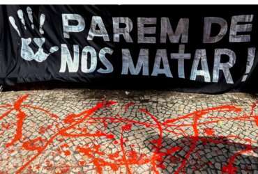 Rio de Janeiro (RJ), 17/08/2023 - O movimento de familiares de vítimas de violência policial do estado do Rio de Janeiro faz ato, em frente ao Palácio Guanabara, para protestar contra as operações letais que ocasionaram mais de 100 vítimas no
Foto: Tânia Rêgo/Agência Brasil