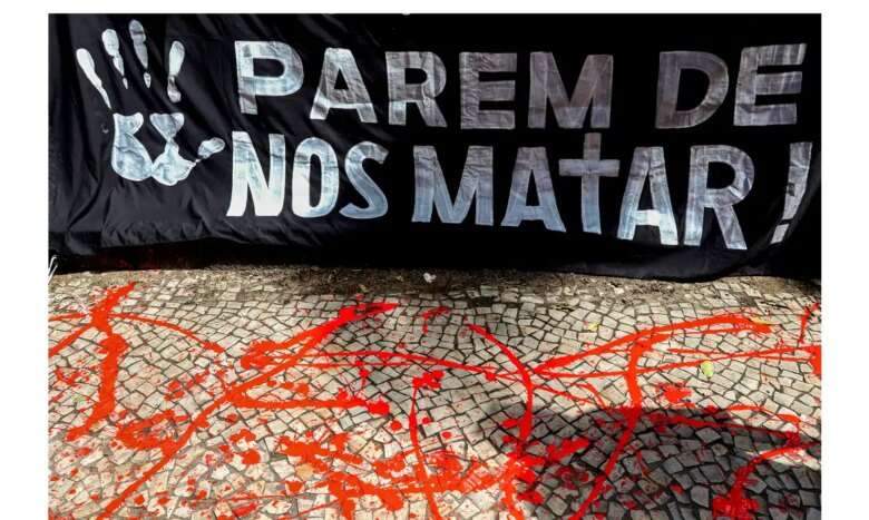 Rio de Janeiro (RJ), 17/08/2023 - O movimento de familiares de vítimas de violência policial do estado do Rio de Janeiro faz ato, em frente ao Palácio Guanabara, para protestar contra as operações letais que ocasionaram mais de 100 vítimas no
Foto: Tânia Rêgo/Agência Brasil