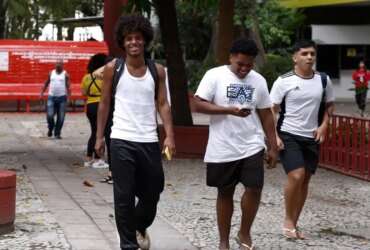 Rio de Janeiro(RJ), 10/11/2024 - Primeiros estudantes deixam o local de prova no segundo dia do Exame Nacional do Ensino Médio (Enem) 2024, na universidade UNINASSAU, no Flamengo, zona sul da cidade.  Foto: Tânia Rêgo/Agência Brasil