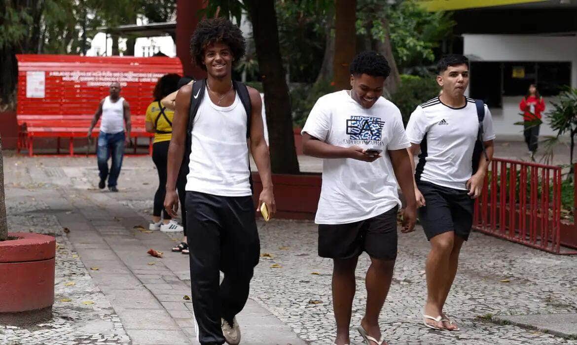 Rio de Janeiro(RJ), 10/11/2024 - Primeiros estudantes deixam o local de prova no segundo dia do Exame Nacional do Ensino Médio (Enem) 2024, na universidade UNINASSAU, no Flamengo, zona sul da cidade.  Foto: Tânia Rêgo/Agência Brasil