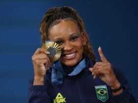 Paris 2024 Olympics - Artistic Gymnastics - Women's Floor Exercise Victory Ceremony - Bercy Arena, Paris, France - August 05, 2024. Gold medallist Rebeca Andrade of Brazil celebrates with her medal. REUTERS/Hannah Mckay