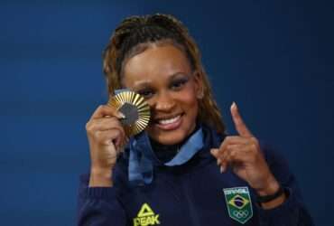 Paris 2024 Olympics - Artistic Gymnastics - Women's Floor Exercise Victory Ceremony - Bercy Arena, Paris, France - August 05, 2024. Gold medallist Rebeca Andrade of Brazil celebrates with her medal. REUTERS/Hannah Mckay