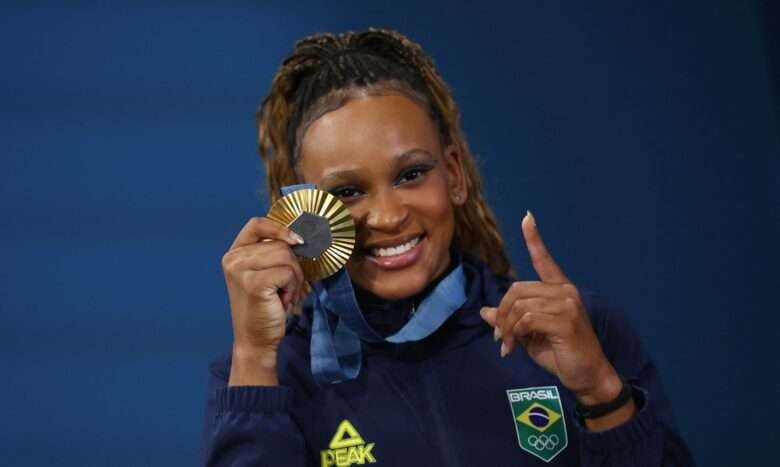 Paris 2024 Olympics - Artistic Gymnastics - Women's Floor Exercise Victory Ceremony - Bercy Arena, Paris, France - August 05, 2024. Gold medallist Rebeca Andrade of Brazil celebrates with her medal. REUTERS/Hannah Mckay