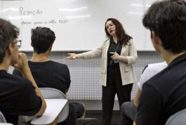 Brasília (DF), 30/10/2024 - Professora do colégio Galois, Hagda Vasconcelos, fala com alunos sobre dicas de redação para o Enem 2024. Foto: Bruno Peres/Agência Brasil