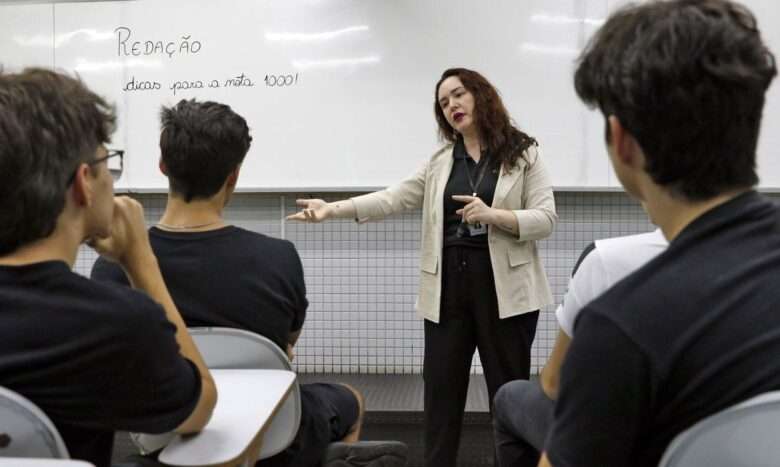 Brasília (DF), 30/10/2024 - Professora do colégio Galois, Hagda Vasconcelos, fala com alunos sobre dicas de redação para o Enem 2024. Foto: Bruno Peres/Agência Brasil