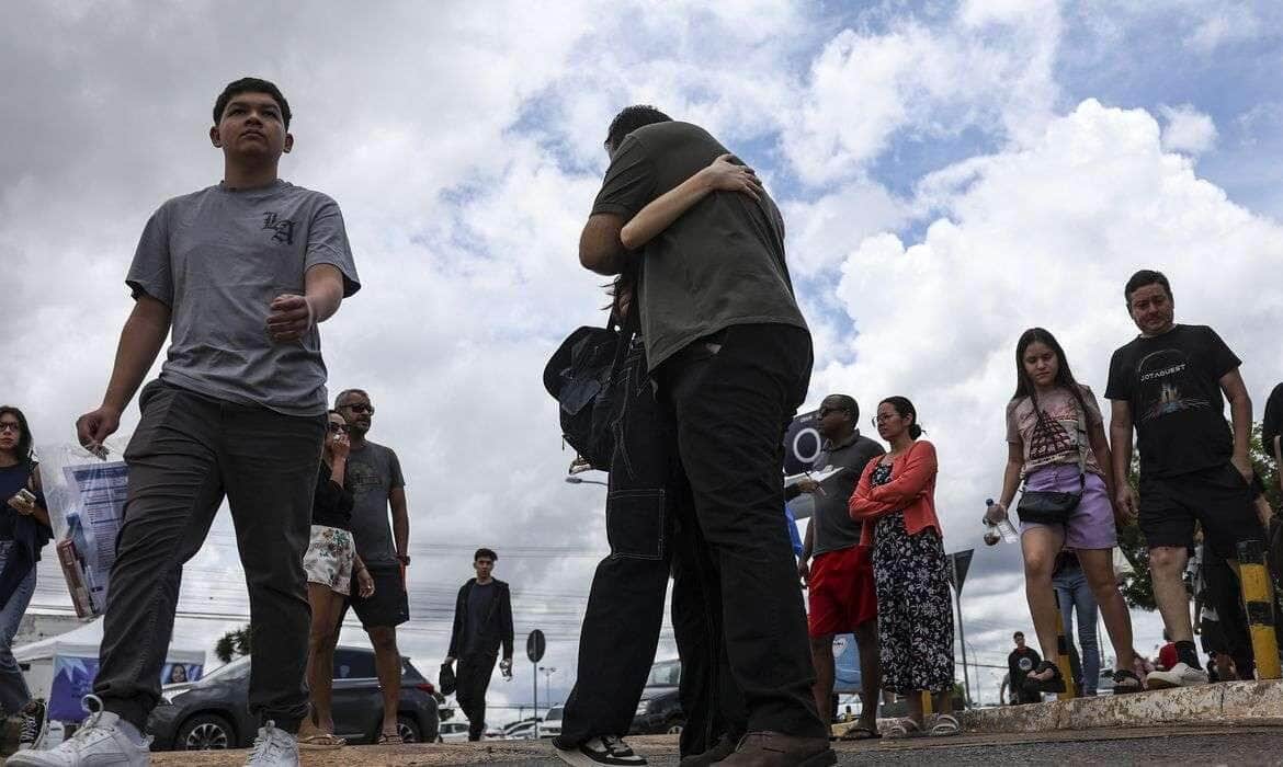 Brasília (DF), 03/11/2024 - Candidatos chegam ao local de provas para o primeiro dia do ENEM 2024. Foto: Marcelo Camargo/Agência Brasil